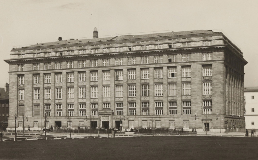 Postkarte mit der Schrägansicht der Österreichischen Nationalbank vom Otto-Wagner-Platz aus.