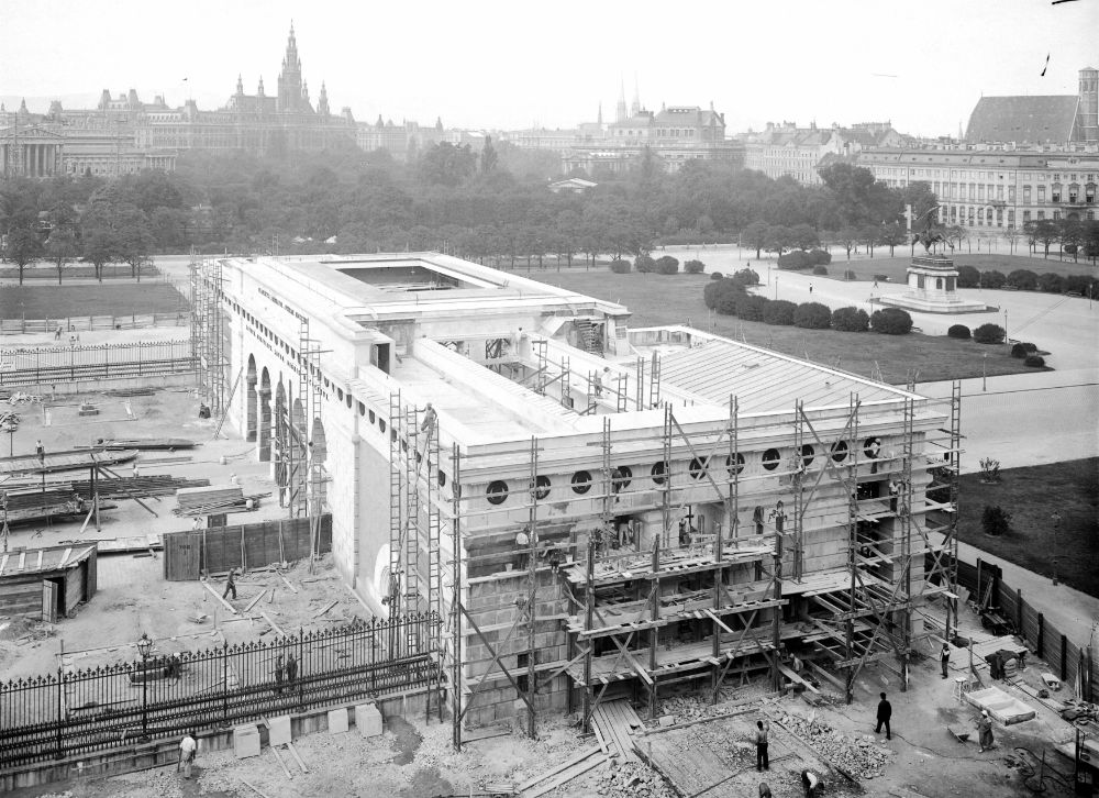 Umbau des äußeren Burgtores zum Heldendenkmal